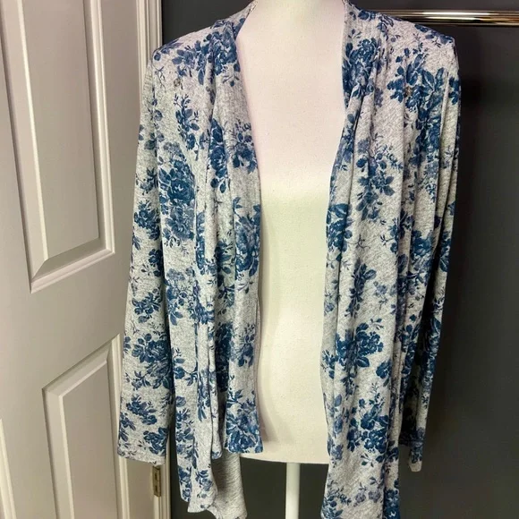 👩🏽🍼BEST NURSING SWEATER EVER. Size M Jessica Simpson. Multiple ways to wear. - Picture 12 of 15